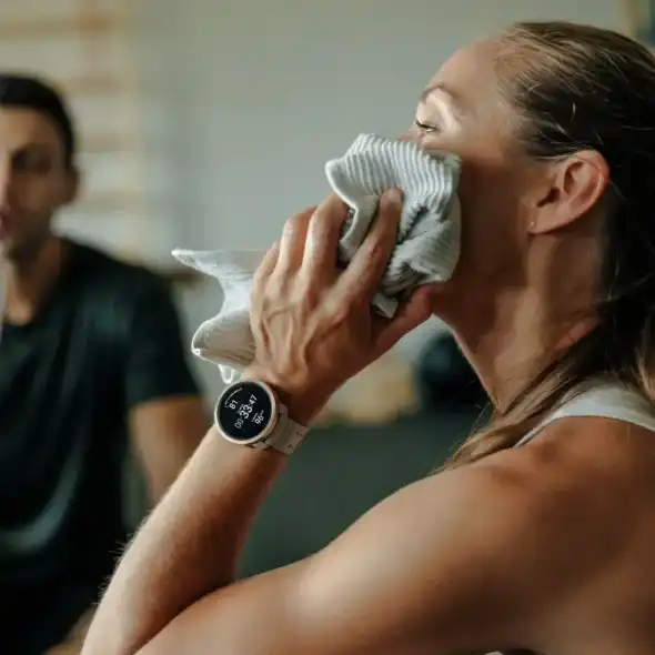 edz&eacute;s egy Polar Vantage M3 &oacute;r&aacute;val