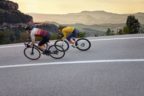 A balesetértesítés nemcsak a megjelölt személyek kapnak értesítést odahaza, hanem a csapattársaid is, akik veled tekernek.