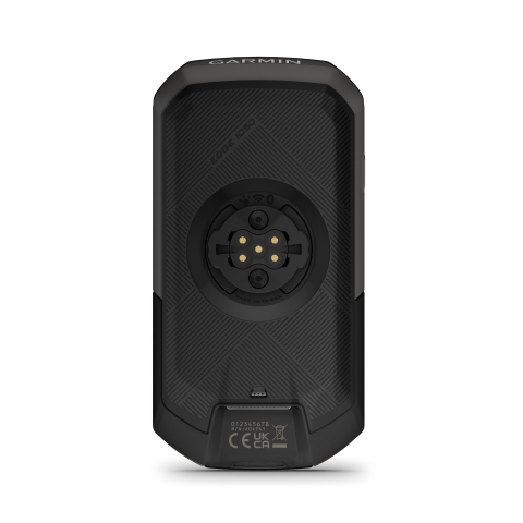 A készülék hátlapján a rögzítő műanyag lett, viszont cserélhető. Mindkét esetben a készülék repül, emiatt érdemes a hurokkal kikötni, amit kapunk  a csomagban.