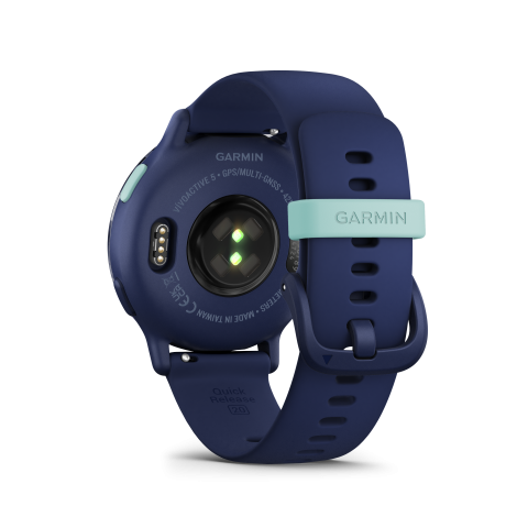 A jobb felső gomb és a bujtató színe türkiz a Garmin Vívoactive 5 Navy Blue	óránál